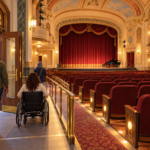 Ilustración de un teatro histórico restaurado con público entrando y detalles de accesibilidad