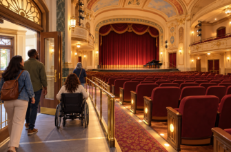 Ilustración de un teatro histórico restaurado con público entrando y detalles de accesibilidad